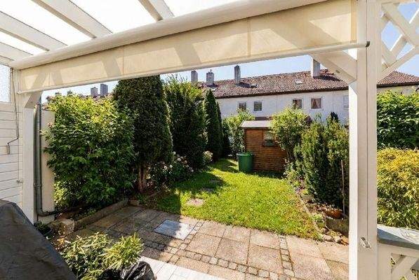 Gepflegter Garten mit Gartenhaus