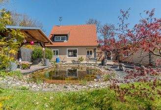 Hausansicht mit Teich
