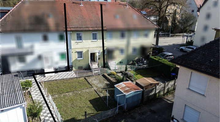 Hauseingang mit Grundstück