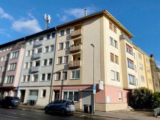 Straßenseite mit Stellplatz