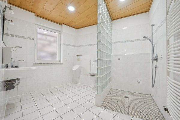 Badezimmer (Gewerbe-Anbau)