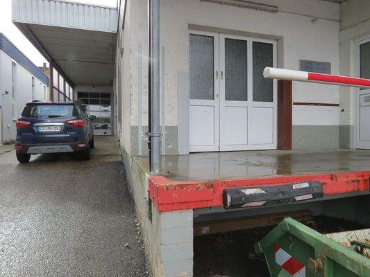 Überdachte LKW Anlieferungszone