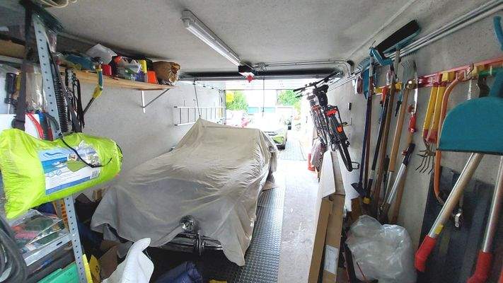 große Garage mit elektr. Garagentor und Wallbox
