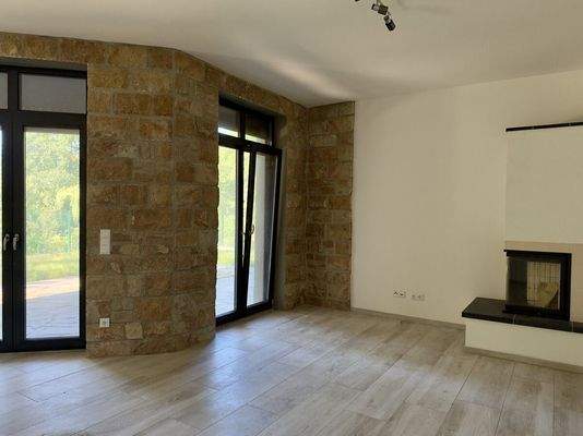 Wohnzimmer mit Kamin