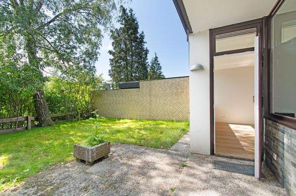 Sonniger Garten mit großer Terrasse 