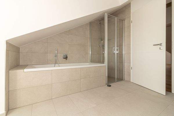 Bad 1 mit Dusche-Wanne & Fenster