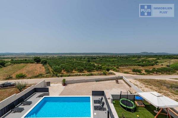 tinj-luksuzna-villa-s-velikom-okucnicom_24