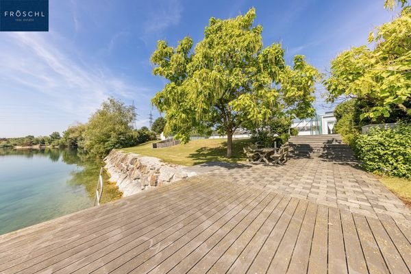 Blick vom Steg zur Tennisanlage u. Gartenbereich