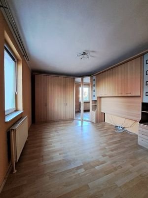 mit geräumigen Schrank (Ecke ist ein extra begehbarer Kleiderbereich)