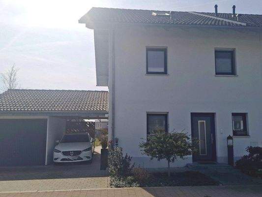 Außenansicht mit Garage und Carport (Nordseite)