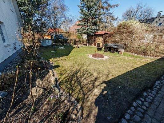 Blumenbeet u. Grünfläche