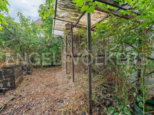 Grundstück zur Straßenseite