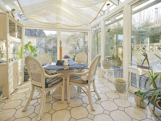 ...mit angrenzendem Wintergarten