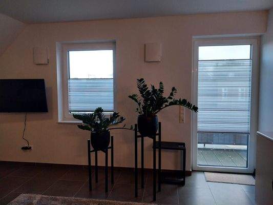 Wohnzimmer mit Balkonblick