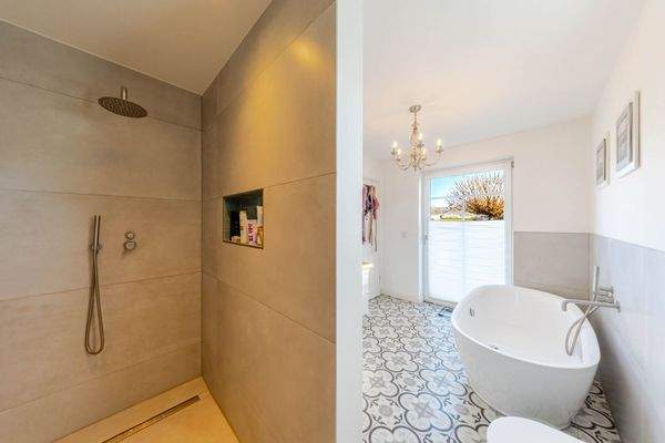 Dusch- und Wannenbad (EG)