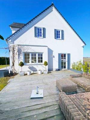 Außenansicht mit Holzterrasse