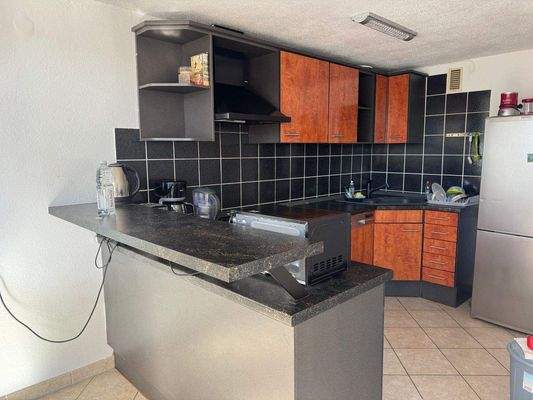 Einbauküche mit elektrischen Geräten