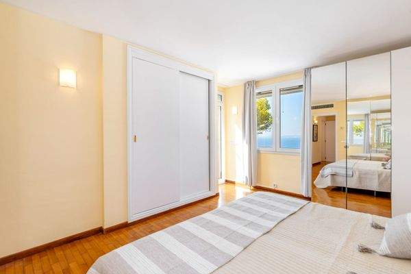 Schlafzimmer mit Einbauschrank