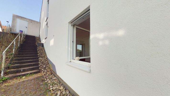 Seitenaufgang Garage