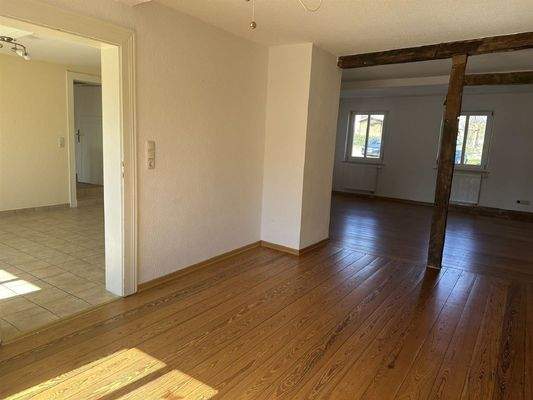 Esszimmer mit Blick ins Wohnzimmer und Küche Erdge