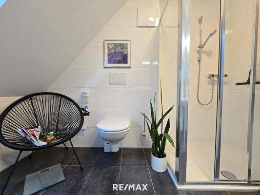 Badezimmer mit Dusche