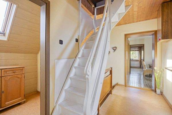 Flur OG und Treppe zum DG