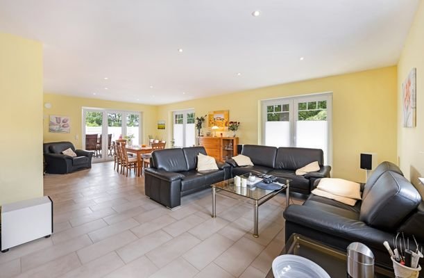 großes Wohn-/Esszimmer