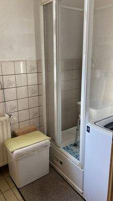 kleines Bad mit Dusche