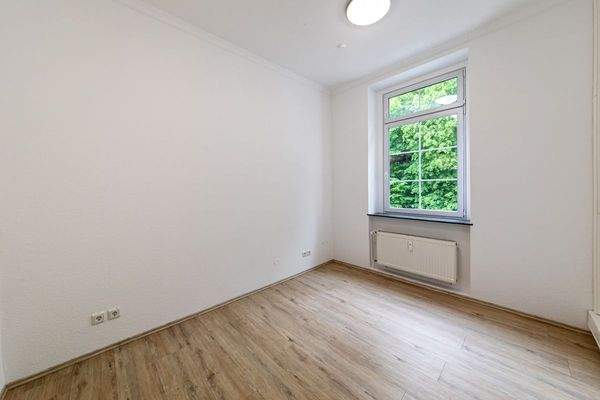 2 OG Links: Büro/Wohnung (Leerstand)