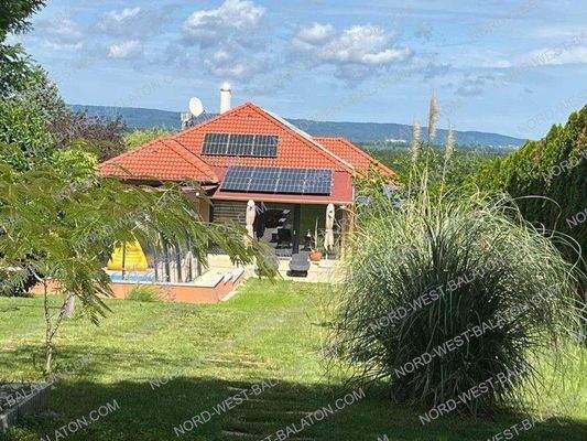 Außenansicht mit Garten, Terrasse und Pool