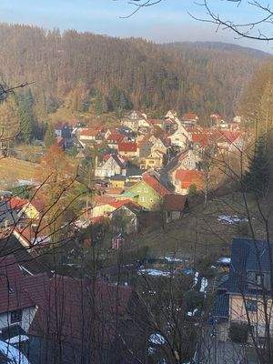 Blick auf Fehrenbach mit dem Objekt im Zentrum