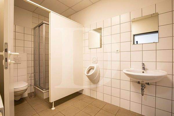 Mitarbeiter-WC mit Dusche