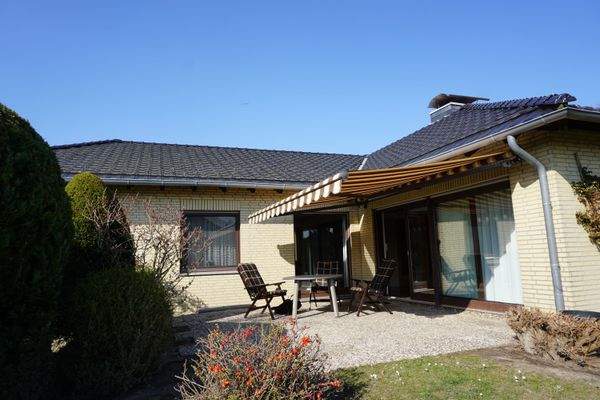 Blick aus Garten mit Terasse