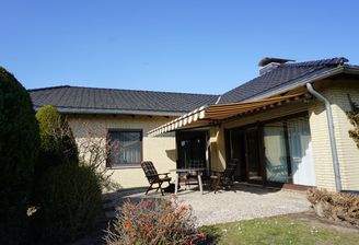 Blick aus Garten mit Terasse