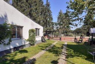 Zufahrt, rechts Wohnteil.jpg