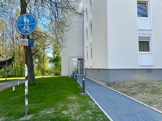 2 Zugang zum Aufzug/ barrierefrei