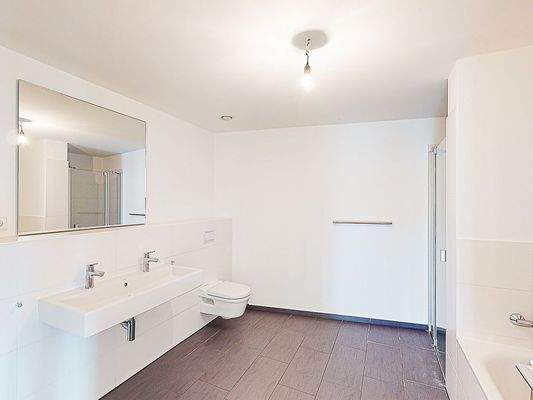 Bad mit Wanne und Dusche (Musterwohnung)