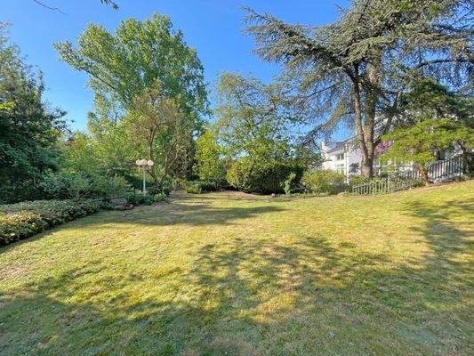 Der geschmackvoll angelegte Garten bietet eine grüne Oase der Ruhe und Erholung