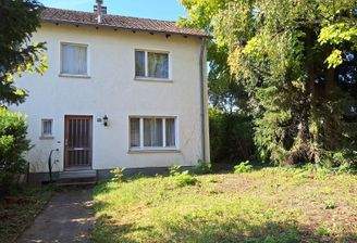 Frontansicht mit Vorgarten