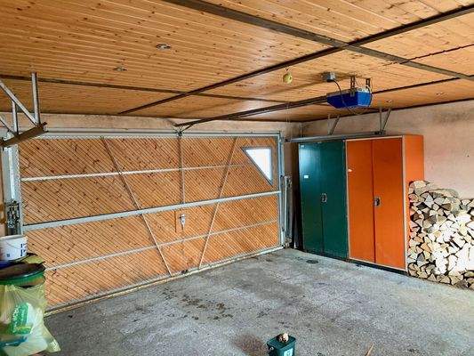 Doppelgarage mit autom. Tor
