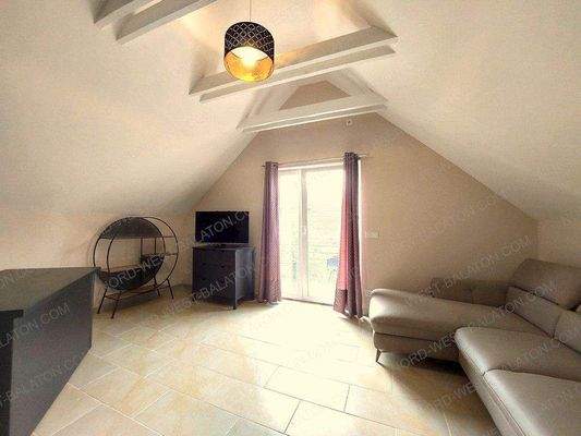 Wohn-/Esszimmer mit o. Küche und Zugang zum Balkon