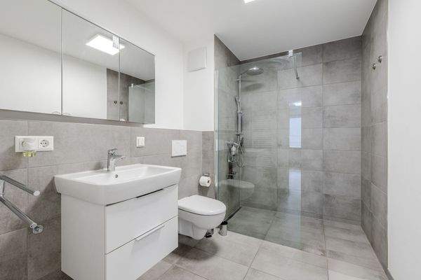 XXL Dusche im modernen Badezimmer