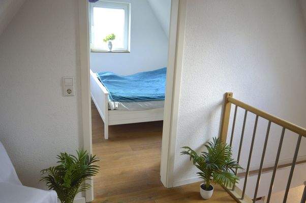 Blick v. Galerie ins Schlafzimmer