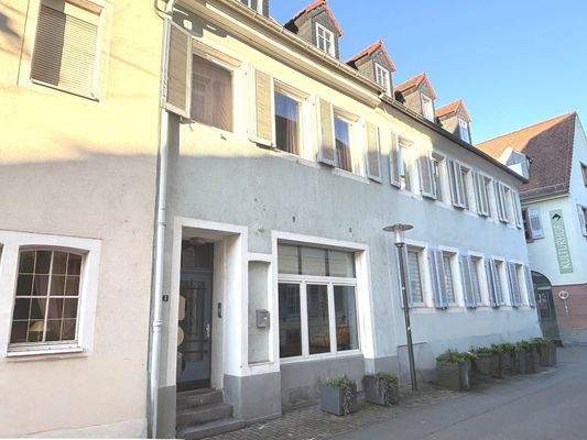 Der Hauseingang führt direkt in den Laden