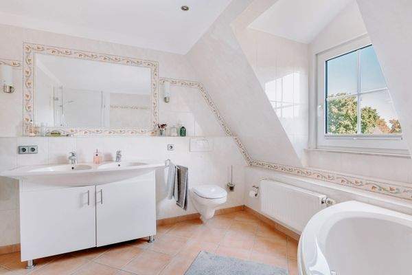 mit Doppelwaschtisch, Badewanne & Dusche