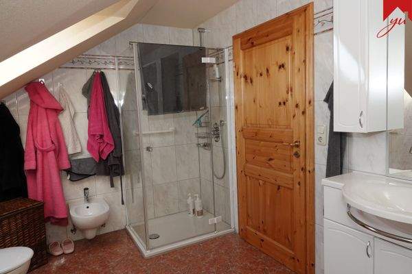 Badezimmer mit Dusche im Obergeschoss