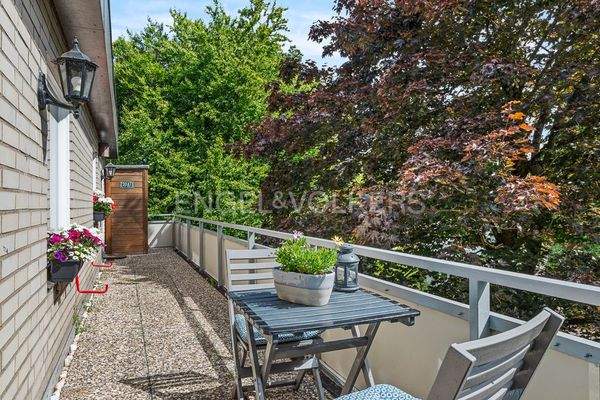 ... und zusätzlich großer Balkon nach Osten ausgerichtet mit insgesamt zwei Gerätehäusern