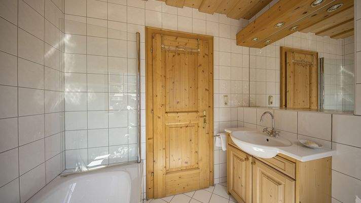 KITZIMMO-Großzügige Wohnung mit schönem Ausblick in Zentrumslage - Immobilien Kitzbühel.