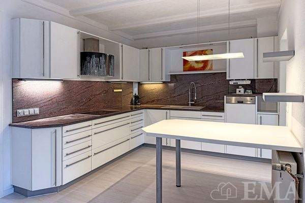 Küche mit Einbauküche