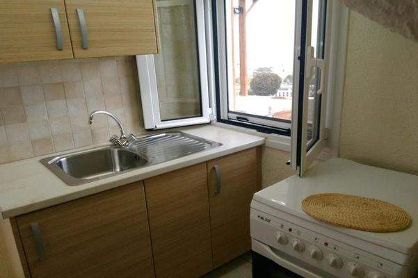 Kreta, Ammoudara: Haus mit 3 Wohnungen in Meeresnähe zu verkaufen